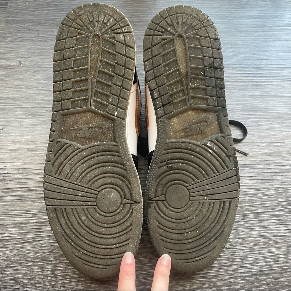 Air Jordan 1 Low SE Gold Toe Black Metallic Gold Speckle White Nike 8.5W 7M 7Y - Picture 8 of 9